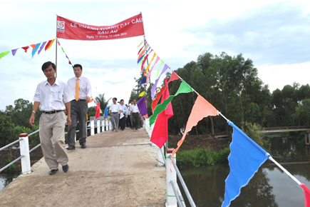 Representatives passing Sau Au Bridge