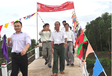Đoàn Đại biểu đi qua cầu Sáu Ầu