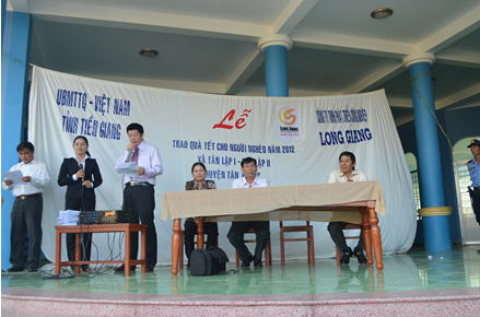 Mr.Weng Ming Zhao giving speech at the ceremony