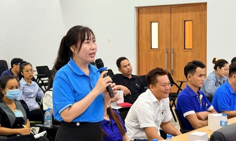 Đo&agrave;n vi&ecirc;n, người lao động tr&igrave;nh b&agrave;y &yacute; kiến tại hội nghị