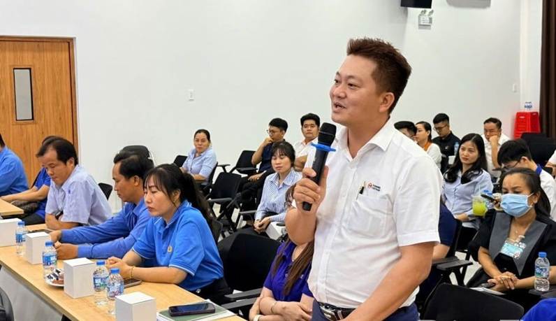 Đo&agrave;n vi&ecirc;n, người lao động tr&igrave;nh b&agrave;y kiến nghị tại hội nghị
