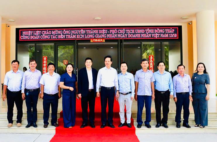 同塔省人民委员会副主席与龙江工业园代表合影留念
