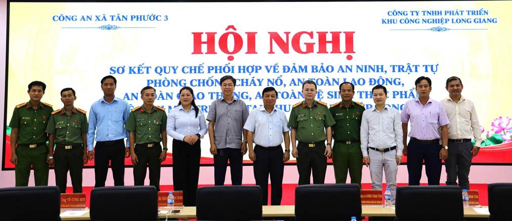 Leadership representatives of Dong Thap Provincial Police, Tan Phuoc 3 Commune, and Long Jiang Company